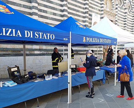 Gli stand della polizia di Stato in corso Cavour