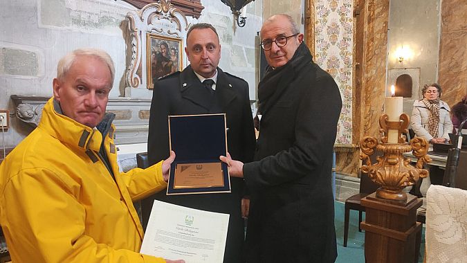 Il premio a Bolognesi ritirato da un rappresentante di Coldiretti