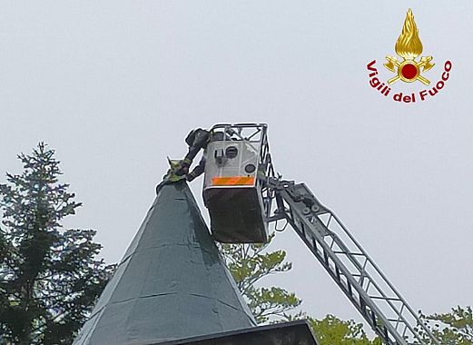 vigili del fuoco sul campanile